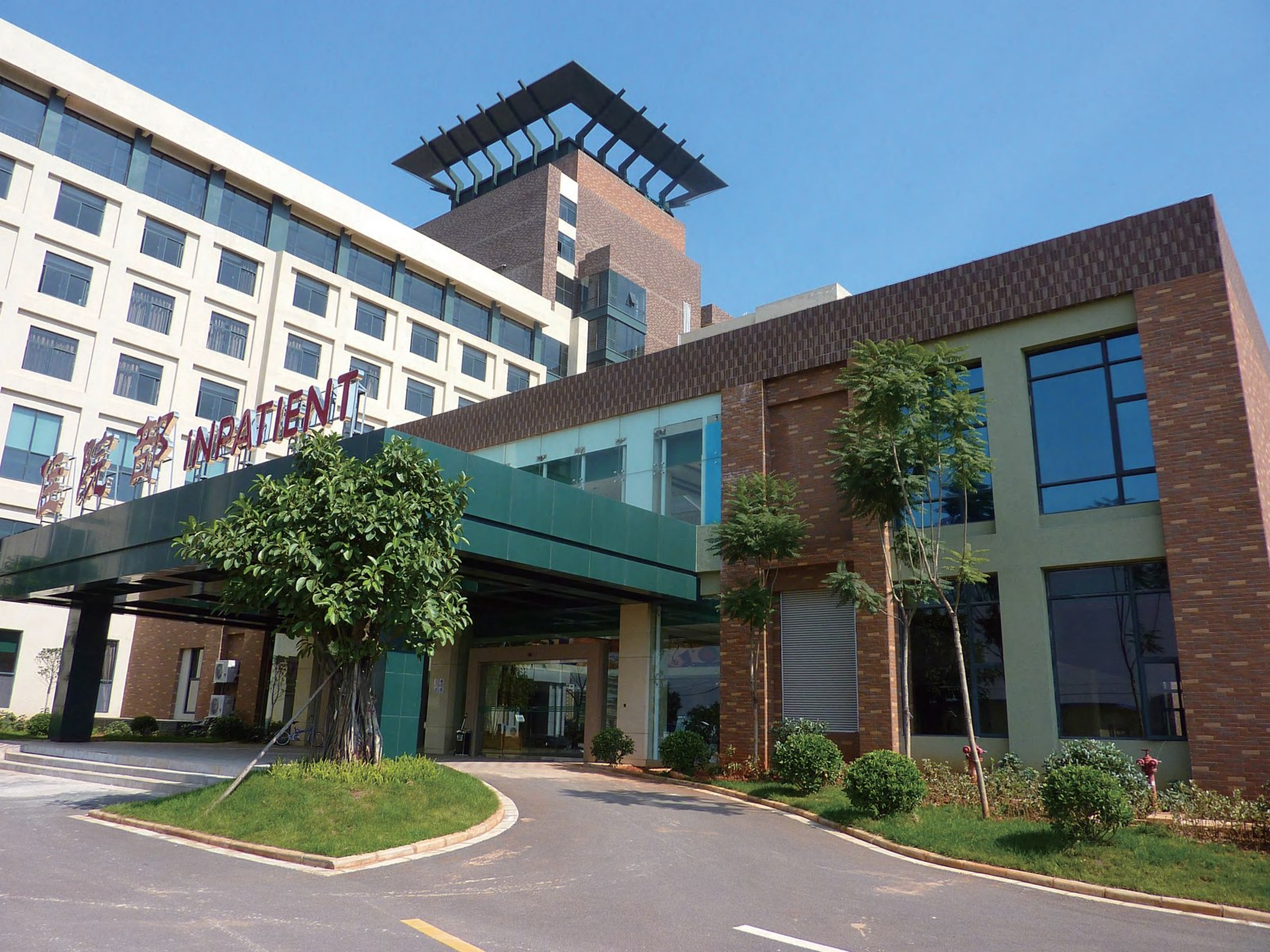 Pintu masuk bangunan pesakit dalam, daripada pengenalan hospital.