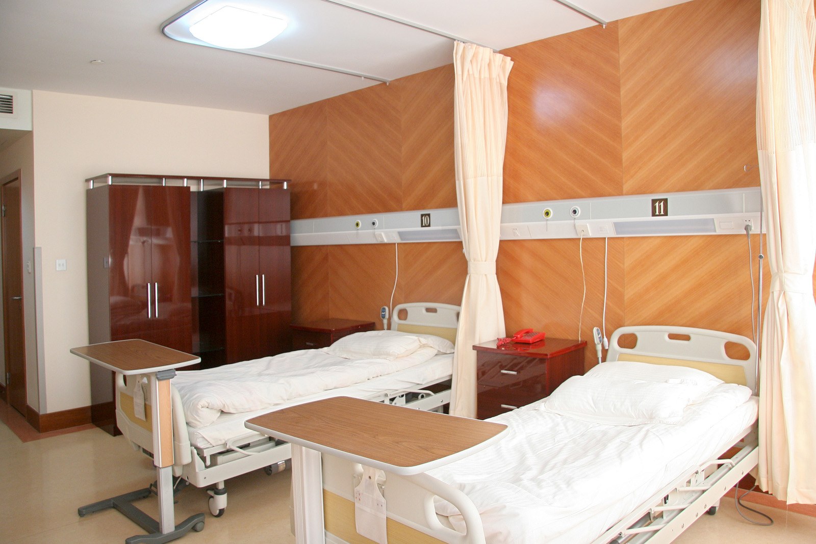 Two-bed inpatient room shown in the official hospital gallery.
